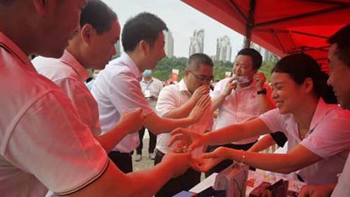 文化和自然遺產(chǎn)日|益陽(yáng)市民近距離感受湘益茯茶國家非遺茯磚茶制作技藝