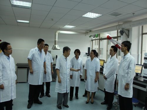施兆鵬教授和我司科研人員在實(shí)驗室交流