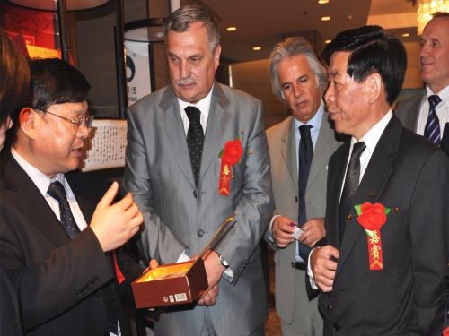 羅馬尼亞湖南黑茶推介會(huì )上，周重旺董事長(cháng)在向客商介紹臻藏茯茶_副本