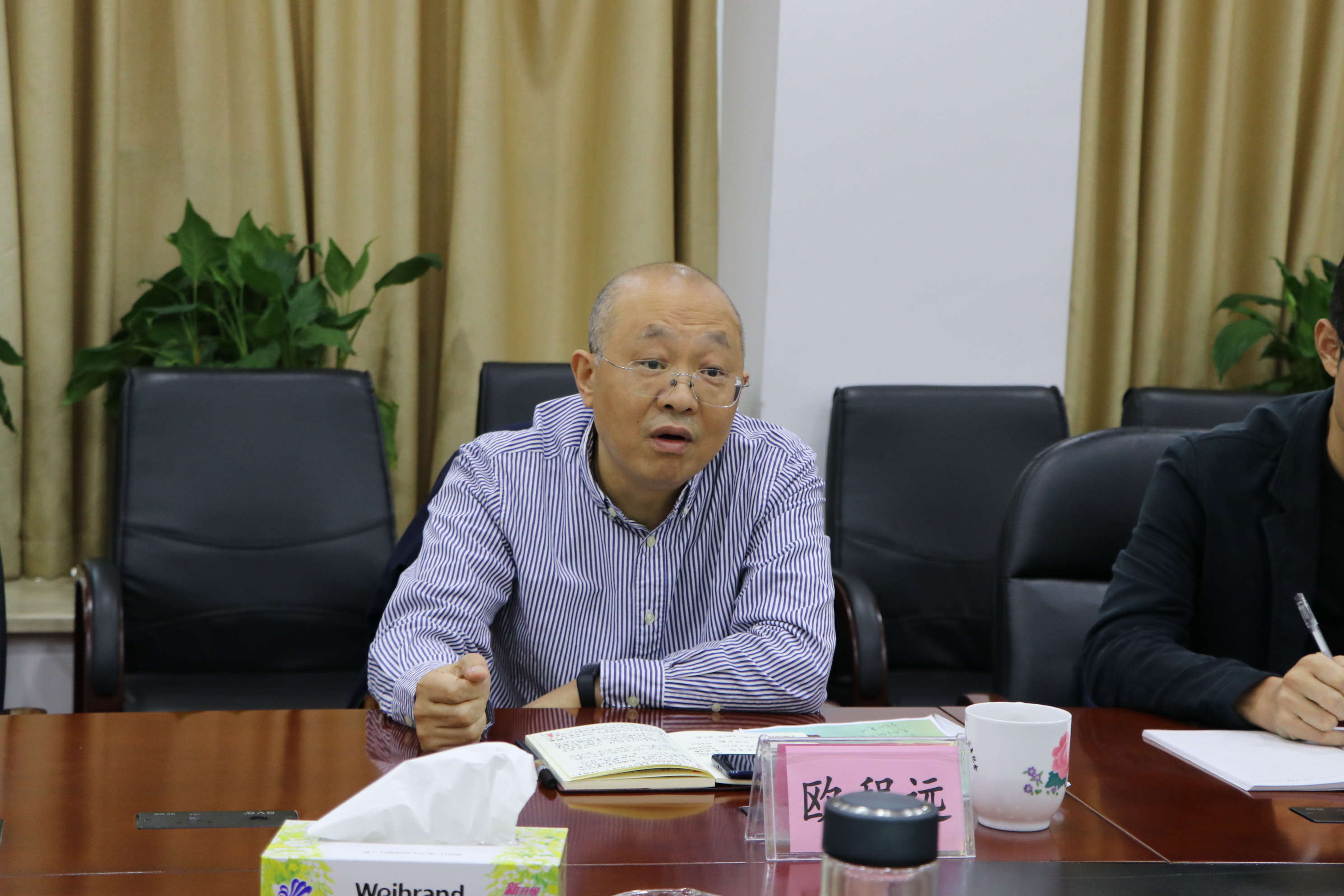 省供銷(xiāo)社總經(jīng)濟師歐程遠調研公司支部建設并參加主題學(xué)習