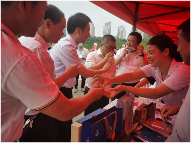 文化和自然遺產(chǎn)日 | 益陽(yáng)市民近距離感受湘益茯茶國家非遺茯磚茶制作技藝